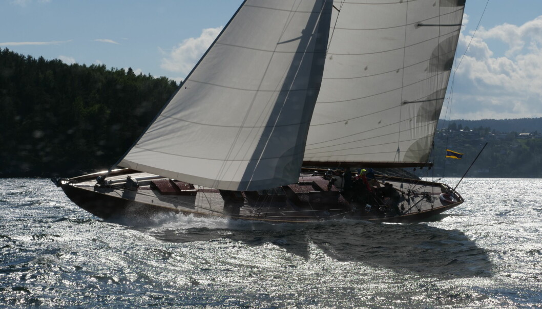 KRYSS: 12-meteren «Kryss» ble første båt over målstreken i Tønsberg. Eieren styrte hele veien i shorts.