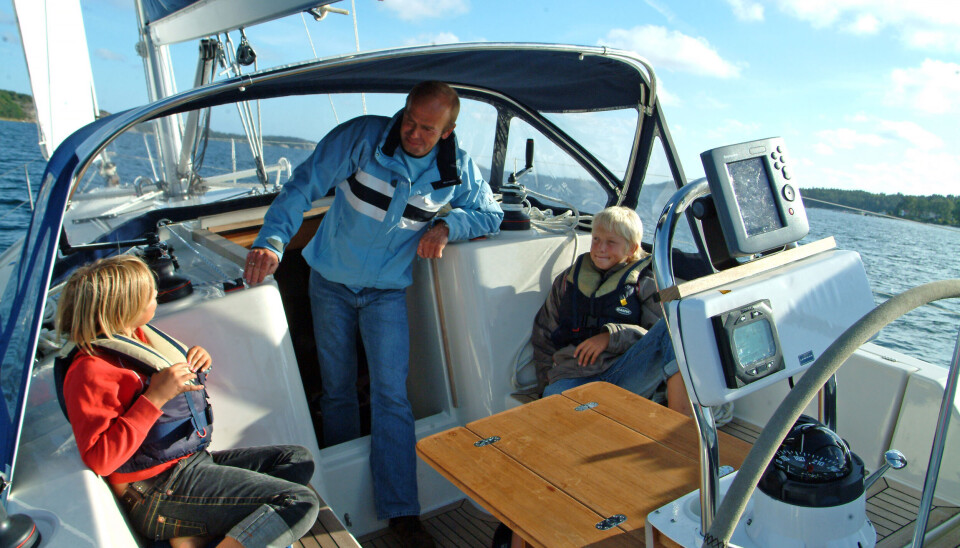 COCKPIT: Det er god uteplass. De fleste båtene har løygang på hyttedekk, det gjør cockpiten ryddigere. COCKPIT: Det er god uteplass. De fleste båtene har løygang på hyttedekk, det gjør cockpiten ryddigere.