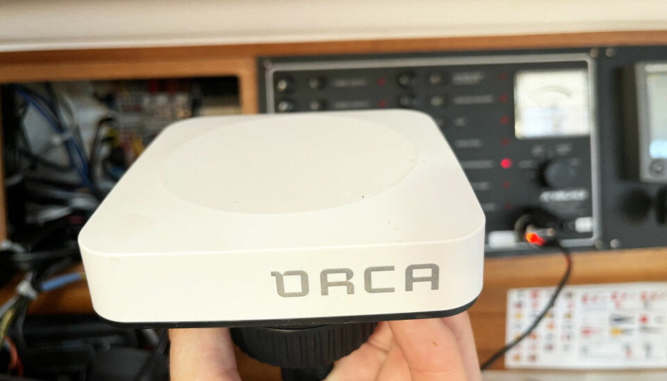 ORCA CORE: Systemet består av en boks med GPS og kompass som kobles til båtens elektronikk. Data sendes ut med WiFi.