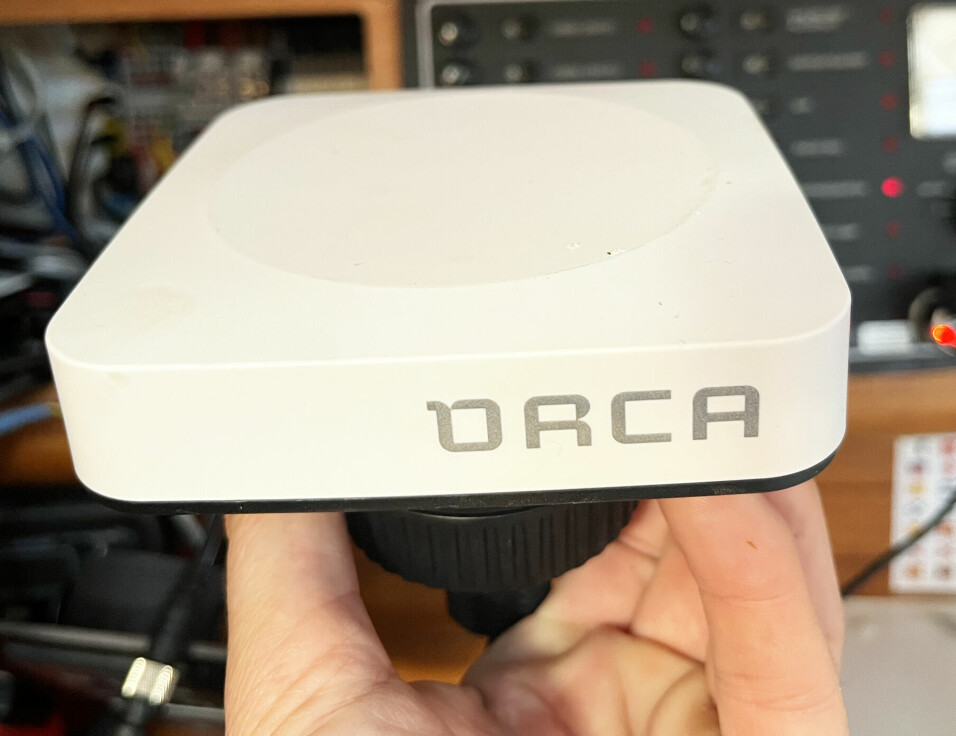 ORCA CORE: Systemet består av en boks med GPS og kompass som kobles til båtens elektronikk. Data sendes ut med WiFi.