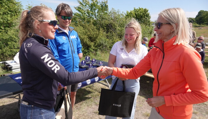 Premie: Mina Mobekk blir overrakt premie under premieseremonien på Fynstranda av Guro Steine, president i Norges Seilforbund, foran Alexander Wang-Hansen, styremedlem i KNS, og Oda Sverre, konkurrenten som kom på andreplass. Premie: Mina Mobekk blir overrakt premie under premieseremonien på Fynstranda av Guro Steine, president i Norges Seilforbund, foran Alexander Wang-Hansen, styremedlem i KNS, og Oda Sverre, konkurrenten som kom på andreplass.