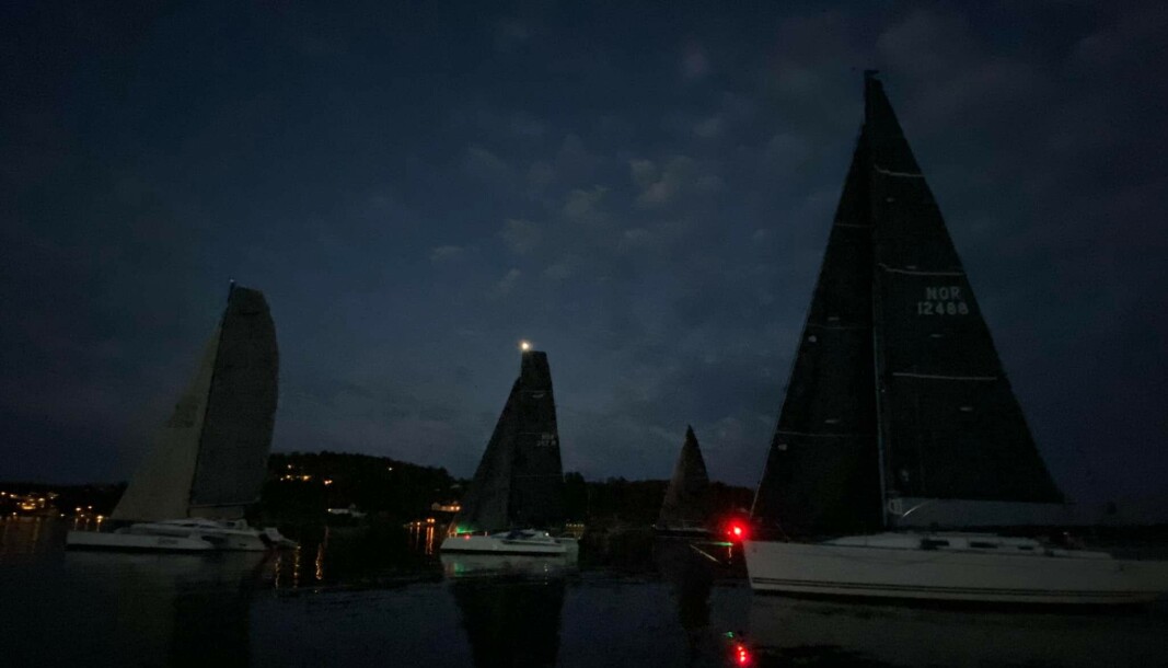 VRENGENSUND: Feltets to trimaraner forbi «Lethe» i Vrengensundet VRENGENSUND: Feltets to trimaraner forbi «Lethe» i Vrengensundet