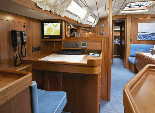 Navigatøren har plass nok til både kart og elektronikken ved kartbordet på babord side.