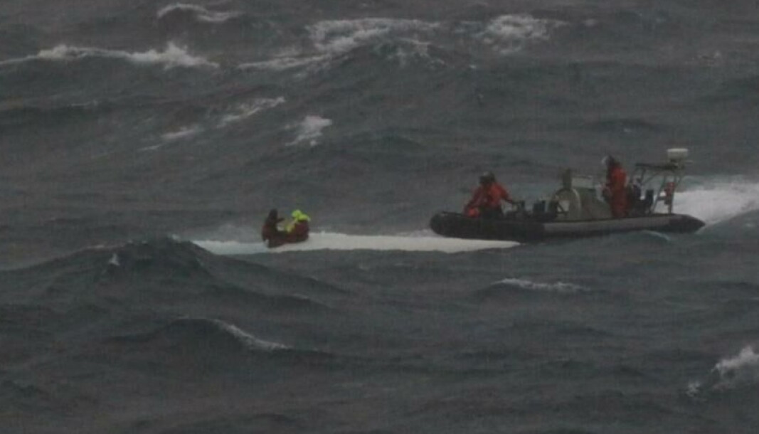 REDDET: De to om bord i den 32-fots lange regattabåten ble reddet av en RIB fra et marinefartøy. REDDET: De to om bord i den 32-fots lange regattabåten ble reddet av en RIB fra et marinefartøy.