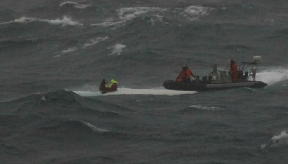 REDDET: De to om bord i den 32-fots lange regattabåten ble reddet av en RIB fra et marinefartøy.