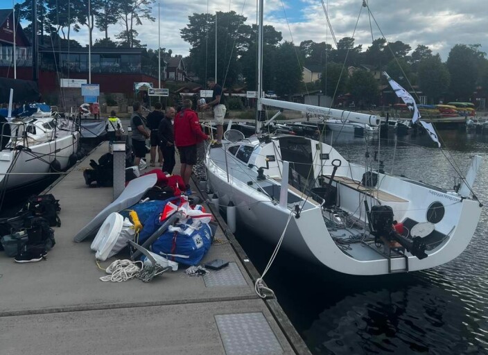 SANDHAMN: «Zeus» til brygga tverrs over norske «Off Course» SANDHAMN: «Zeus» til brygga tverrs over norske «Off Course»