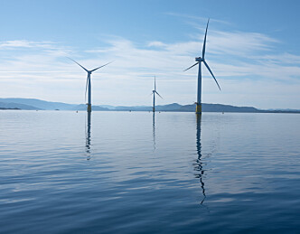 De første vindturbinene er installert offshore