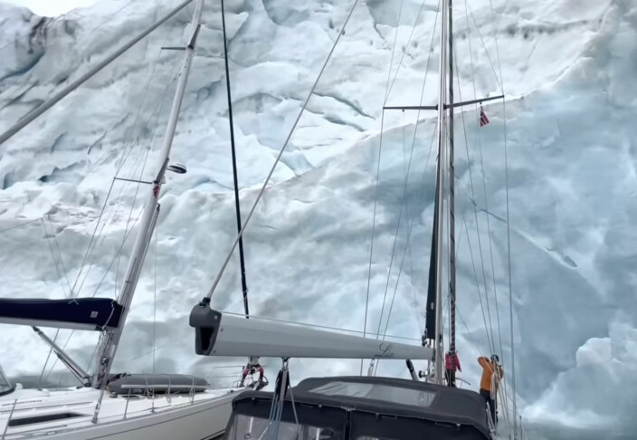 FARLIG: Båtene går opp mot en isbre for å skaffe isbiter til drinker.