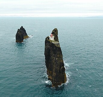 ISLAND: Thridrangar fyr, et av verdens mest utilgjenglige fyrlykter, 4,5 nm ut i havet sør for Island.