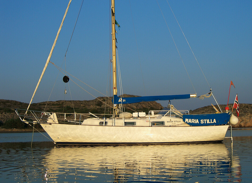 MERKET: Få båter bruker dagmerke. Heldigvis er det mer vanlig med ankerlanterne om natten.