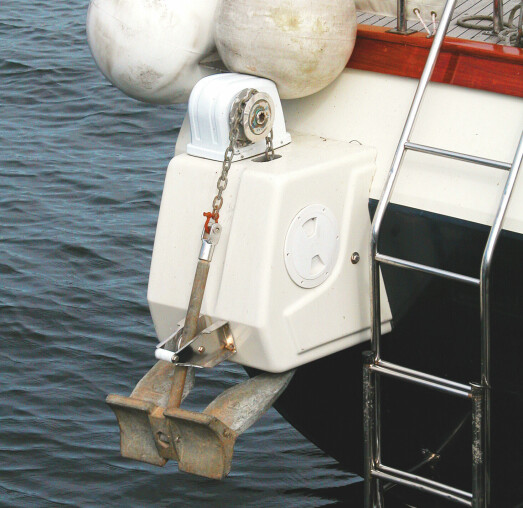 TYPISK NORSK: Selv om denne båteieren sannsynligvis foretrekker å fortøye til land – med ankerfeste akter – er verken ankertype eller denne plasseringen av ankeret til hinder for å prøve andre ankringsmetoder.