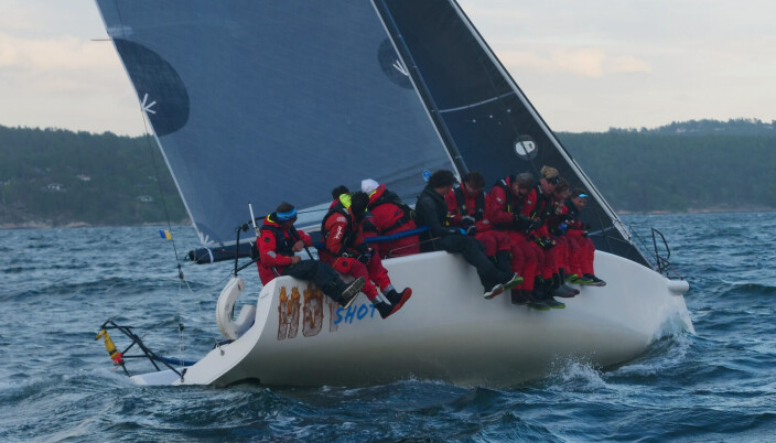 RASK: Peer Moberg er med om bord i Melges 32 «Hotshot» fra Bundefjorden. RASK: Peer Moberg er med om bord i Melges 32 «Hotshot» fra Bundefjorden.