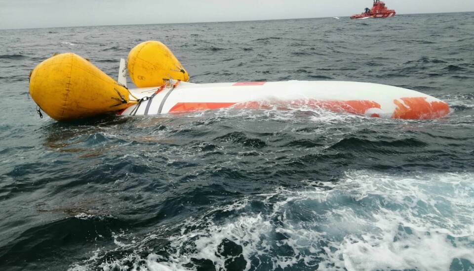 KJØLLØS: Båten ble holdt flytende med digre luftballonger og reddet til land.