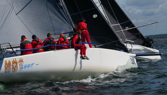 RASK: Melges 32 «Hotshot» var raskest i den minste klassen gjennom vannet, men ikke på korrigert tid. RASK: Melges 32 «Hotshot» var raskest i den minste klassen gjennom vannet, men ikke på korrigert tid.
