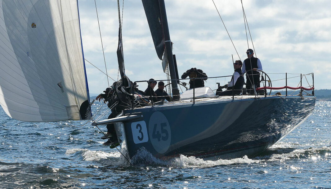 FØRST: Mill 45 Halbtrocken 4.5 leder feltet. Båten seilte innenfor Rauer og forbi «Jokerman». FØRST: Mill 45 Halbtrocken 4.5 leder feltet. Båten seilte innenfor Rauer og forbi «Jokerman».