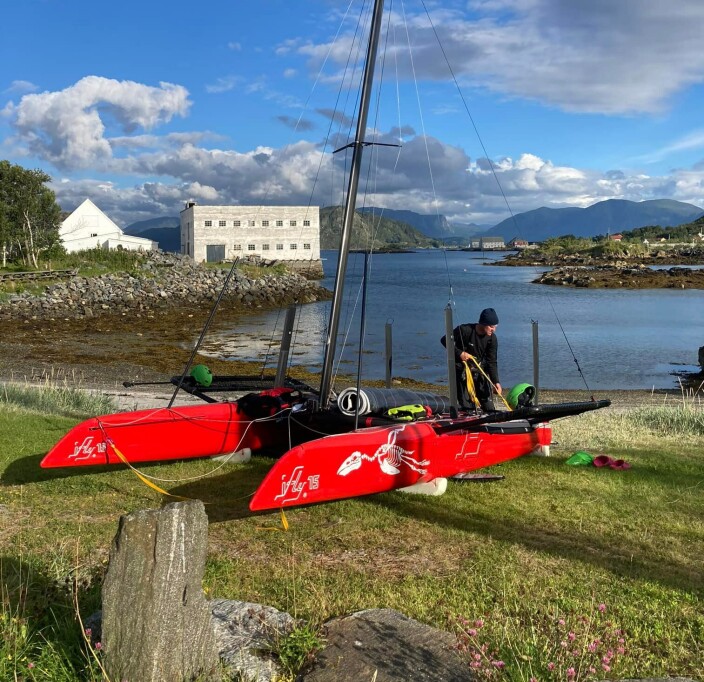 CAMPING: Geir på land på Sandsøya nord for Stad. CAMPING: Geir på land på Sandsøya nord for Stad.