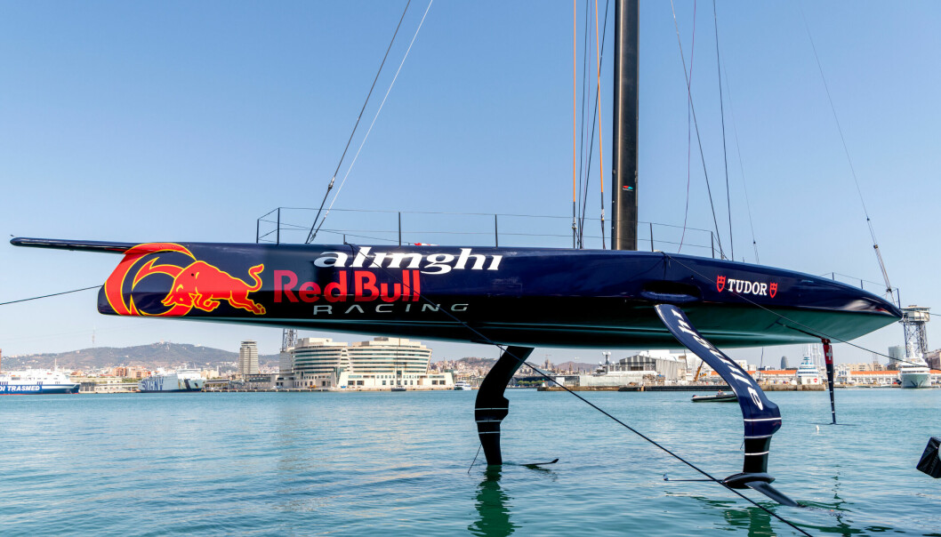 NAVNEBYTTE: «Alinghi Red Bull» er Emirates Team NZ første treningbåt før AC 36 som de vant