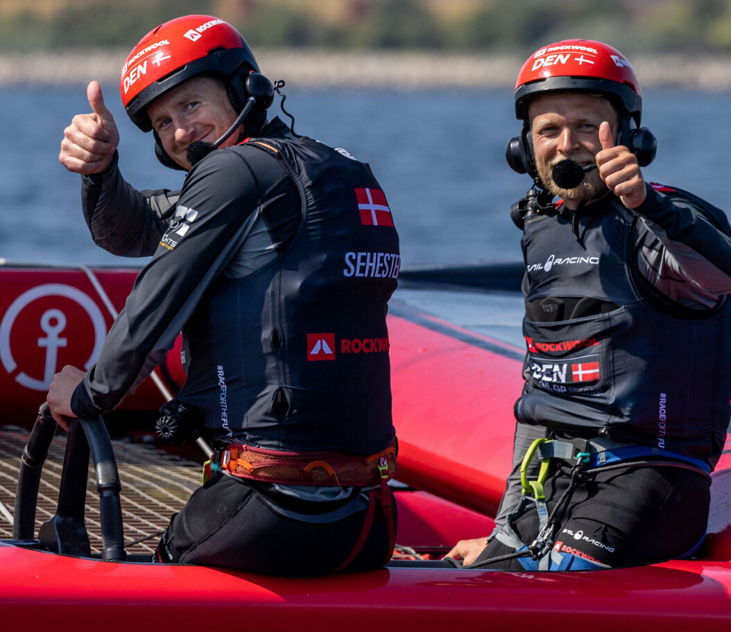 FORMULA 1: Den danske racebilsjåføren Kevin Magnussen fikk styre den danske SailGP F50-båten denne uken. FORMULA 1: Den danske racebilsjåføren Kevin Magnussen fikk styre den danske SailGP F50-båten denne uken.