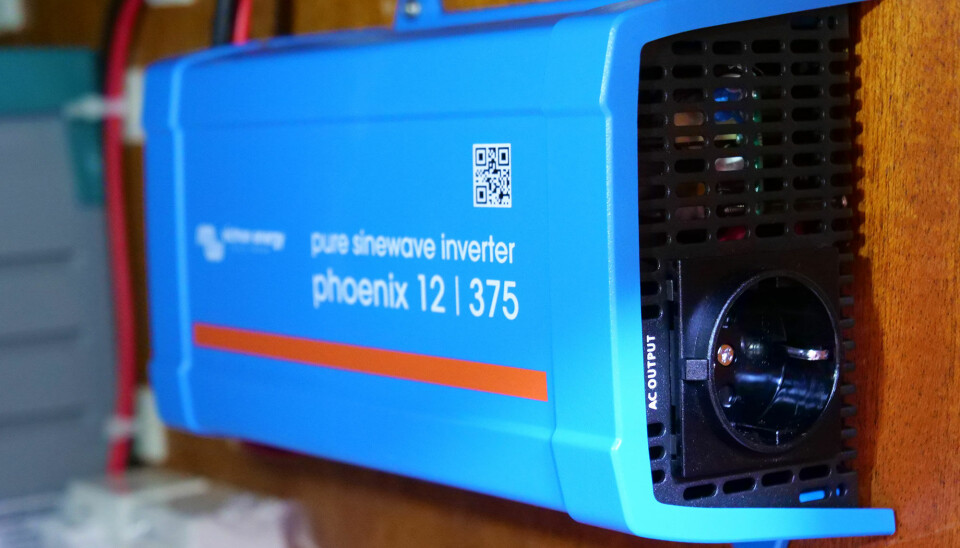 INVERTER: Men denne omformeren får jeg 230V vekselstrøm fra båtbatteriene, men kun 360W. Langt fra nok til hårføner og vaffeljern. INVERTER: Men denne omformeren får jeg 230V vekselstrøm fra båtbatteriene, men kun 360W. Langt fra nok til hårføner og vaffeljern.