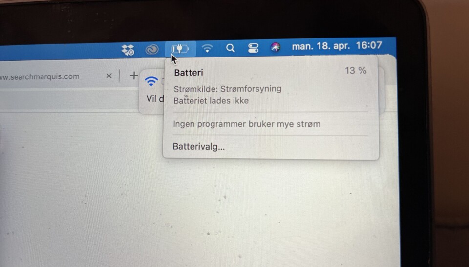 LADER IKKE: Med det billige fastmonterte USB-uttaket viste ikonet at maskinen var tilkoblet strøm, men uten å lade. Med kvalitetsutstyr løste problemet seg. LADER IKKE: Med det billige fastmonterte USB-uttaket viste ikonet at maskinen var tilkoblet strøm, men uten å lade. Med kvalitetsutstyr løste problemet seg.