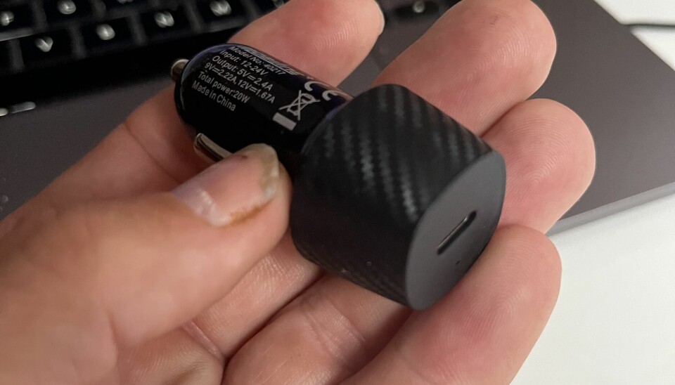 REDNINGEN: En USB C-lader for sigarettenneruttaket gir datamaskinen 18 watt, nok til å lade den i løpet av et par timer.