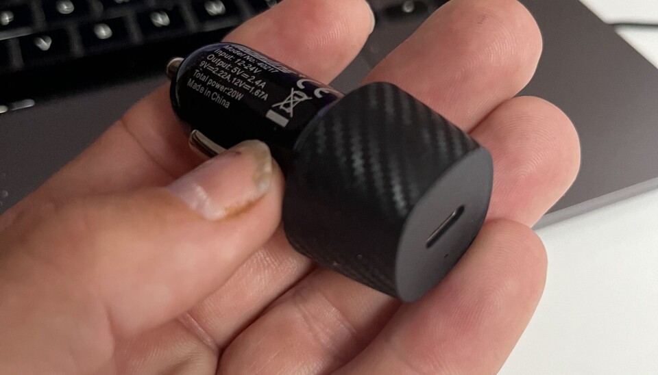REDNINGEN: En USB C-lader for sigarettenneruttaket gir datamaskinen 18 watt, nok til å lade den i løpet av et par timer. REDNINGEN: En USB C-lader for sigarettenneruttaket gir datamaskinen 18 watt, nok til å lade den i løpet av et par timer.