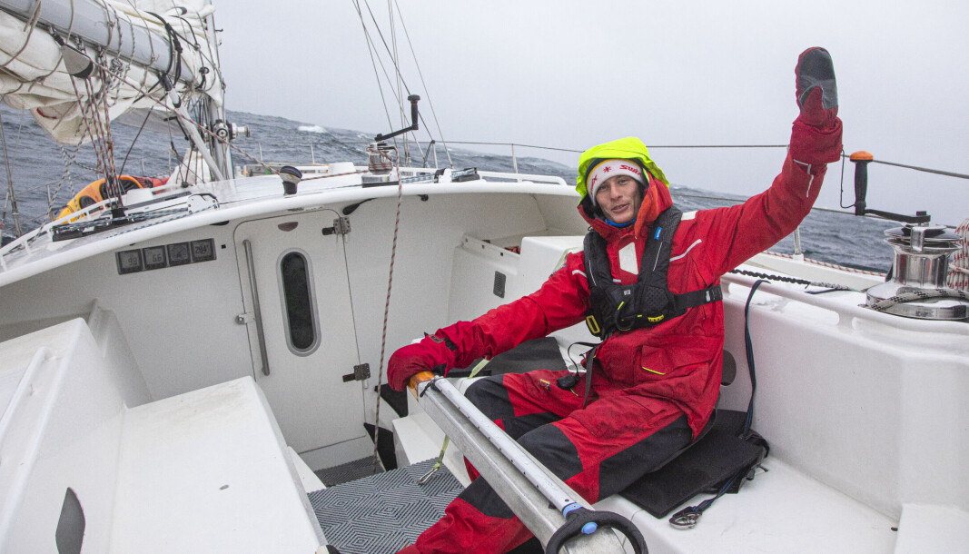 LANGTURSEILER: Bror Sonne 100 nm øst for Jan Mayen, på vei mot Isafjordur på Island. Båten, en Koopmans 56, måtte håndstyres når været var tøft. LANGTURSEILER: Bror Sonne 100 nm øst for Jan Mayen, på vei mot Isafjordur på Island. Båten, en Koopmans 56, måtte håndstyres når været var tøft.