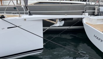 BAUG: Båten har et langt baugspryd. Båten flyter høyt på vannet. BAUG: Båten har et langt baugspryd. Båten flyter høyt på vannet.