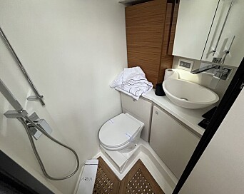 BAD: Båten har to bad, bildet er fra badet forut. BAD: Båten har to bad, bildet er fra badet forut.