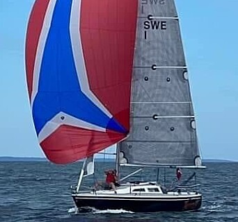 NORSK: «Terraπ» har svensk nummer med norsk flagg. Åsly seilte også Vegvisirrace. NORSK: «Terraπ» har svensk nummer med norsk flagg. Åsly seilte også Vegvisirrace.