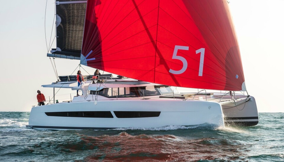 FRANSK: Fountaine Pajot Aura 51 får en interessant flybridge med en sittegruppe, mens styreplassen er mer tradisjonell. Løsningen gjør at bommen kommer lavere. Hele flybridgen kan tapetseres med solcellepaneler. Katamaranen kan leveres med fire til seks lugarer, og alle har eget bad. FRANSK: Fountaine Pajot Aura 51 får en interessant flybridge med en sittegruppe, mens styreplassen er mer tradisjonell. Løsningen gjør at bommen kommer lavere. Hele flybridgen kan tapetseres med solcellepaneler. Katamaranen kan leveres med fire til seks lugarer, og alle har eget bad.