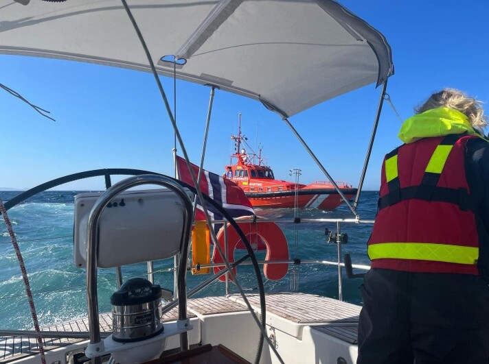 REDDET: Etter 30 minutter ankom Salvamento Maritimo med redningsbåt, et helikopter kom også for å overvåke situasjonen. REDDET: Etter 30 minutter ankom Salvamento Maritimo med redningsbåt, et helikopter kom også for å overvåke situasjonen.
