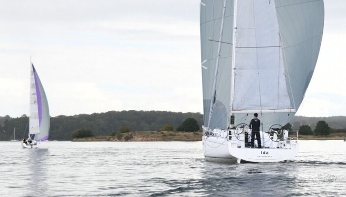 ENORM: Phil Sharp hadde en gedigen asymmetrisk spinnaker under Silverrudder. ENORM: Phil Sharp hadde en gedigen asymmetrisk spinnaker under Silverrudder.