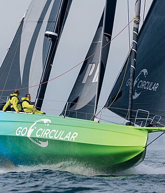 NY: «Holcim-PRB» seilte solo og var raskere enn The Ocean race-båeten som seilte med mannskap. NY: «Holcim-PRB» seilte solo og var raskere enn The Ocean race-båeten som seilte med mannskap.
