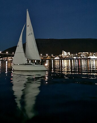 Maxi fenix under seil. Maxi fenix under seil.