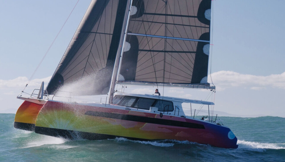 KARBON: Catana bruker karbonfiber i sin nye 49 foter, som har fått navnet Ocean Class. Katamaranen er utviklet for langturseiling med høy gjennomsnittsfart. Også Catana Ocean Class har stikk-kjøler for bedre kryssegenskaper, og innredningen viser nye ideer. Overbygget er trukket langt bak, men store sidevinduer kan åpnes. Dette gir en utendørsopplevelse. KARBON: Catana bruker karbonfiber i sin nye 49 foter, som har fått navnet Ocean Class. Katamaranen er utviklet for langturseiling med høy gjennomsnittsfart. Også Catana Ocean Class har stikk-kjøler for bedre kryssegenskaper, og innredningen viser nye ideer. Overbygget er trukket langt bak, men store sidevinduer kan åpnes. Dette gir en utendørsopplevelse.