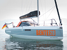 MODERNE: Bente 28 er ikke større enn Maxi 84, men har cockpit som en 36 foter og innredning som en 31 foter. 28-foteren er helt unik i markedet, og perfekt for en som vil betale for å ha en moderne båt i kompakt størrelse. MODERNE: Bente 28 er ikke større enn Maxi 84, men har cockpit som en 36 foter og innredning som en 31 foter. 28-foteren er helt unik i markedet, og perfekt for en som vil betale for å ha en moderne båt i kompakt størrelse.