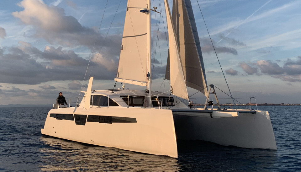 ITALIENSK: Comar Yachts bygger også katamaraner. C-Catamarans C48 er deres andre modell etter debutten på 36 fot. C48 blir bygget i epoksy med karbonforsterkninger. Stikkjøler skal gi bedre kryssegenskaper. Skroget er utformet for havseilas. ITALIENSK: Comar Yachts bygger også katamaraner. C-Catamarans C48 er deres andre modell etter debutten på 36 fot. C48 blir bygget i epoksy med karbonforsterkninger. Stikkjøler skal gi bedre kryssegenskaper. Skroget er utformet for havseilas.