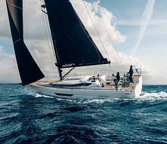 DESIGN: Elan har sluppet til designbyrået Pininfarina for stylingen av deres nye 47-foter mens Humphreys Yacht Design står for det tekniske. Båten har fått et tøft særpreg, og dataene antyder at dette også er en velseilende båt. Elan har godt omdømme i Norge og den nye modellen bør ha et marked her hjemme. DESIGN: Elan har sluppet til designbyrået Pininfarina for stylingen av deres nye 47-foter mens Humphreys Yacht Design står for det tekniske. Båten har fått et tøft særpreg, og dataene antyder at dette også er en velseilende båt. Elan har godt omdømme i Norge og den nye modellen bør ha et marked her hjemme.