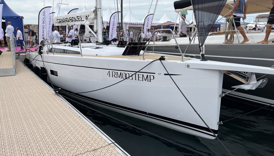 TUR OG REGATTA: Grand Soleil bygger videre på sitt konsept med båter i to versjoner, en for tur og en for regatta. Designer Matteo Polli er en garanti for at båten vil hevde seg under ORCi. Verftet har flyttet byssa fremover igjen og har en langsgående løsning. Det gir muligheter for to bad og tre lugarer i en rask 40-foter. Modellen virker svært spennende. TUR OG REGATTA: Grand Soleil bygger videre på sitt konsept med båter i to versjoner, en for tur og en for regatta. Designer Matteo Polli er en garanti for at båten vil hevde seg under ORCi. Verftet har flyttet byssa fremover igjen og har en langsgående løsning. Det gir muligheter for to bad og tre lugarer i en rask 40-foter. Modellen virker svært spennende.