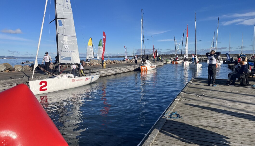 BRYGGA: Etter å ha ligget å drevet i to timer ble båtene sendt til havn. BRYGGA: Etter å ha ligget å drevet i to timer ble båtene sendt til havn.