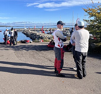 BLANKT: Sol og vindstille gir en flott høstdag, men ikke for seilerne. BLANKT: Sol og vindstille gir en flott høstdag, men ikke for seilerne.