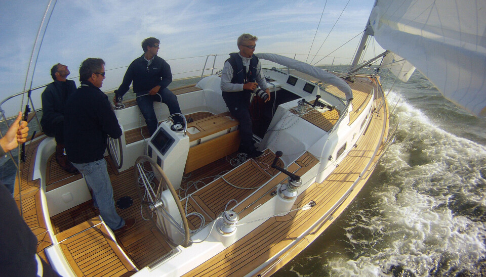 TEAK: X-Yachts er glad i teak. Det gir båten et elegant preg. Cockpiten er som på en 40-foter. Små ratt gjør at det fungerer. TEAK: X-Yachts er glad i teak. Det gir båten et elegant preg. Cockpiten er som på en 40-foter. Små ratt gjør at det fungerer.
