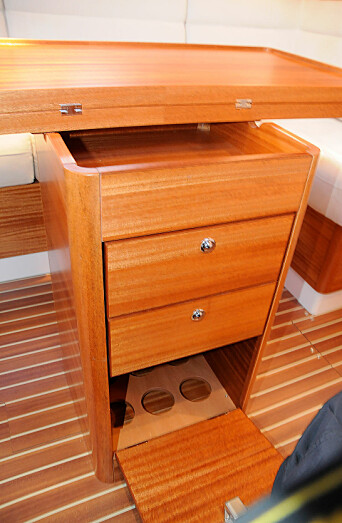 DETALJER: Salongbordet er godt utnyttet og kan dobles i størrelse og utnytte hele båtens bredde.