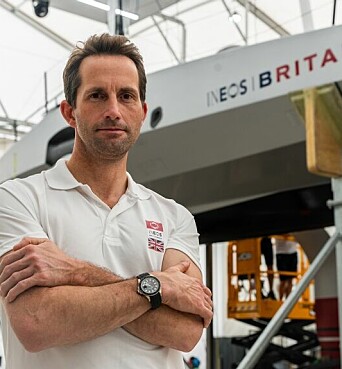 LEDER: Ben Ainslie foran sin nye treningsbåt utvikliklet med Formula 1-teknologi.