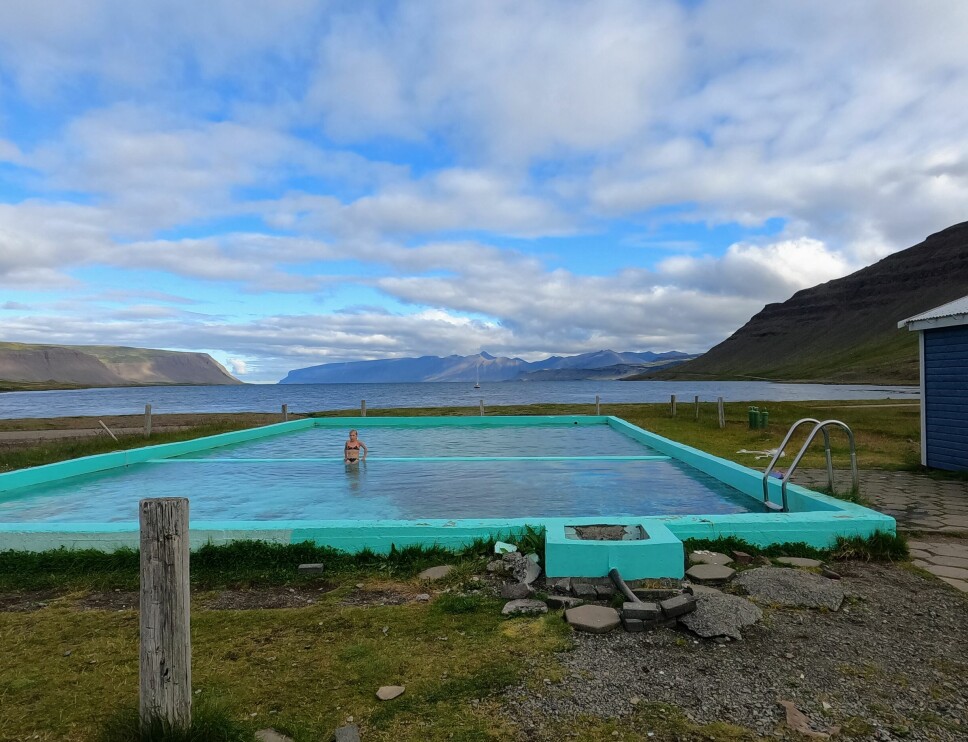 ISLANDSK KUR: En varm kilde med et eget badebasseng innerst i en fjord. Island på sitt mest avslappende.