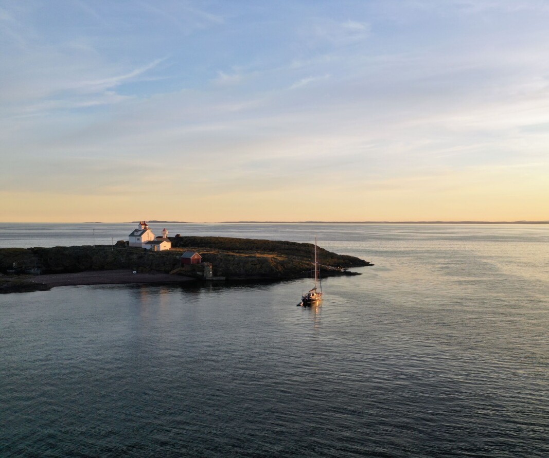 IDYLL: Det er få dager i året en kan ligge på svai i havgapet utenfor Struten fyr i Oslofjorden. Så en må gripe dagene som ikke blåser forbi. IDYLL: Det er få dager i året en kan ligge på svai i havgapet utenfor Struten fyr i Oslofjorden. Så en må gripe dagene som ikke blåser forbi.