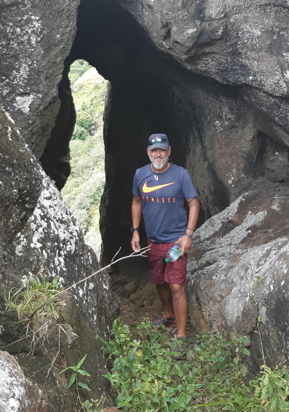 BOUNTY: Kolbjørn i grotten der Christian Fletcher, hovedmannen bak Bounty-mytteriet, søkte tilflukt etter en uoverenstemmelse mellom mytteristene og de tahitiske mennene de hadde med seg til Pitcairn.