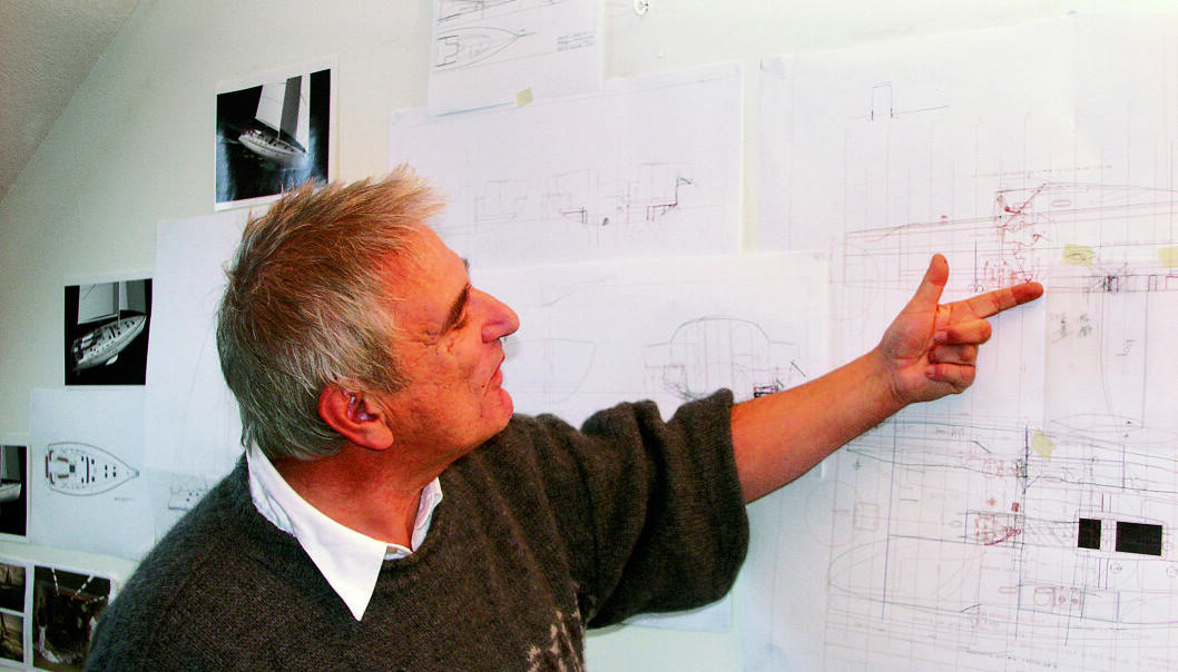 Jean Marie Finot viser Seilas tegningene av den nye 40 fots turbåten. Jean Marie Finot viser Seilas tegningene av den nye 40 fots turbåten.