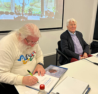 SIGNERING: Alle bøkene forlaget hadde tatt med ble revet vekk i løpet av kvelden. SIGNERING: Alle bøkene forlaget hadde tatt med ble revet vekk i løpet av kvelden.